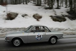 Maurizio Aiolfi navigato da Alessandra Pandozzi, a bordo di una Fiat Osca 1500 Coupé del 1960, sigla il poker nella gara d’esordio del Cireas