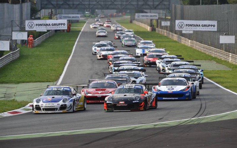 Trentanove equipaggi al Mugello per il giro di boa del Campionato Italiano Gran Turismo 2015