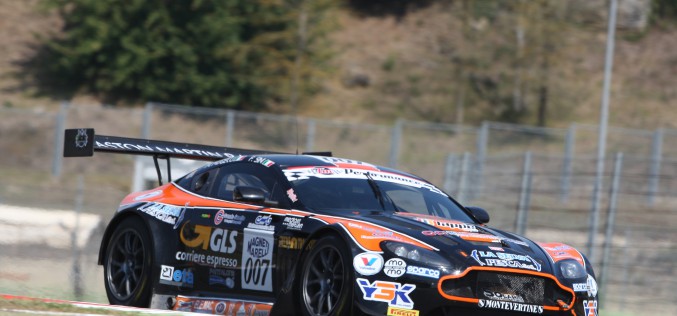 L’Aston Martin della Solaris Motorsport competitiva ma sfortunata a Vallelunga