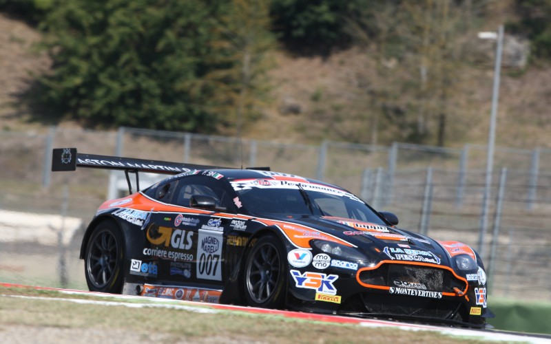 L’Aston Martin della Solaris Motorsport competitiva ma sfortunata a Vallelunga