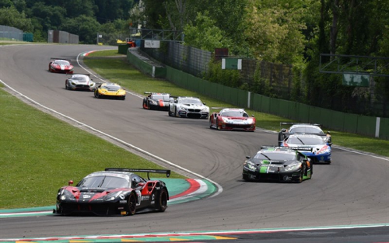 Dopo la pausa estiva l’autodromo di Imola riapre le sfide nelle cinque classi del Campionato Italiano Gran Turismo